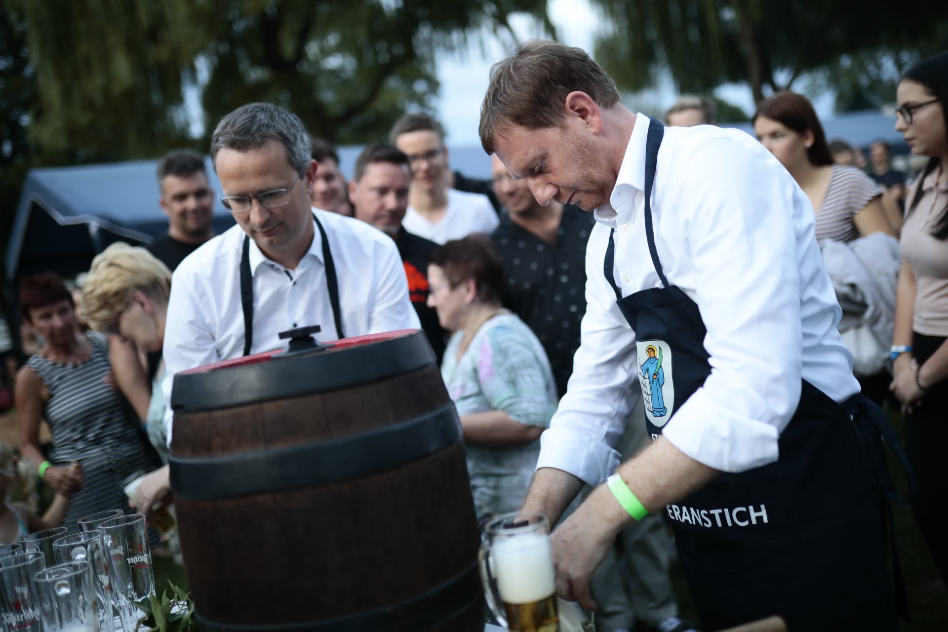 Michael Kretschmer und Oliver Fritzsche beim Ausschank nach dem Freibieranstich